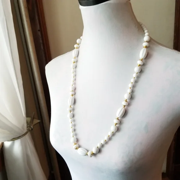 Long vintage necklace white beads gold tone molded ridged - Picture 2 of 14